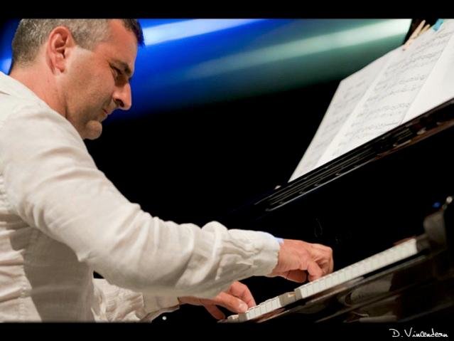 Claude Tedesco au piano au festival Jazz à Juan